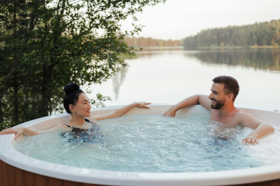 Paar Genießt Bad Im Outdoor Hot Tub